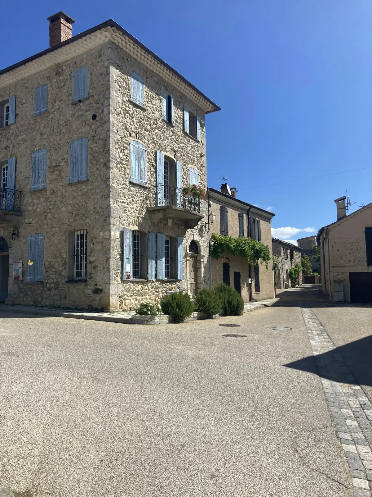 Maison provençale en pierre aux volets bleus