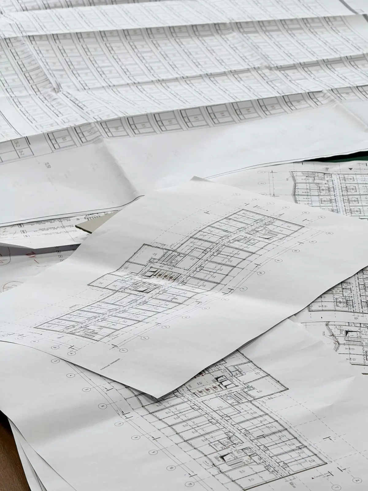 Plans d’architecte étalés sur une table