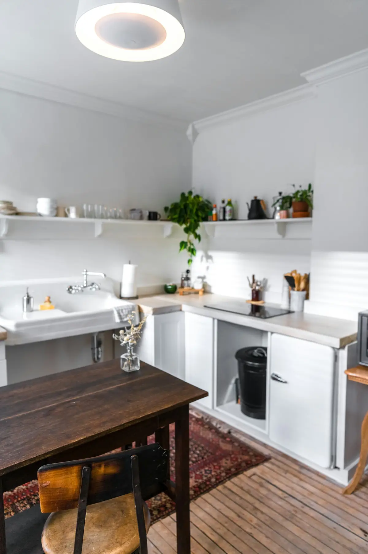 Cuisine claire et rangée avec table en bois