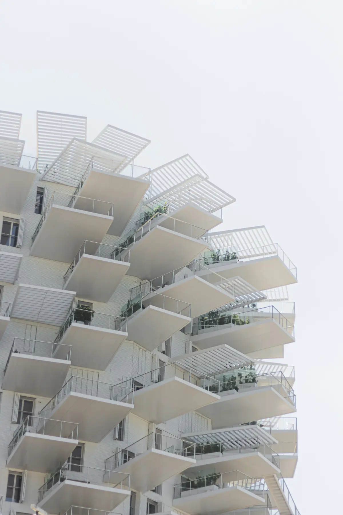 L’Arbre Blanc à Montpellier, immeuble aux balcons blancs en porte-à-faux
